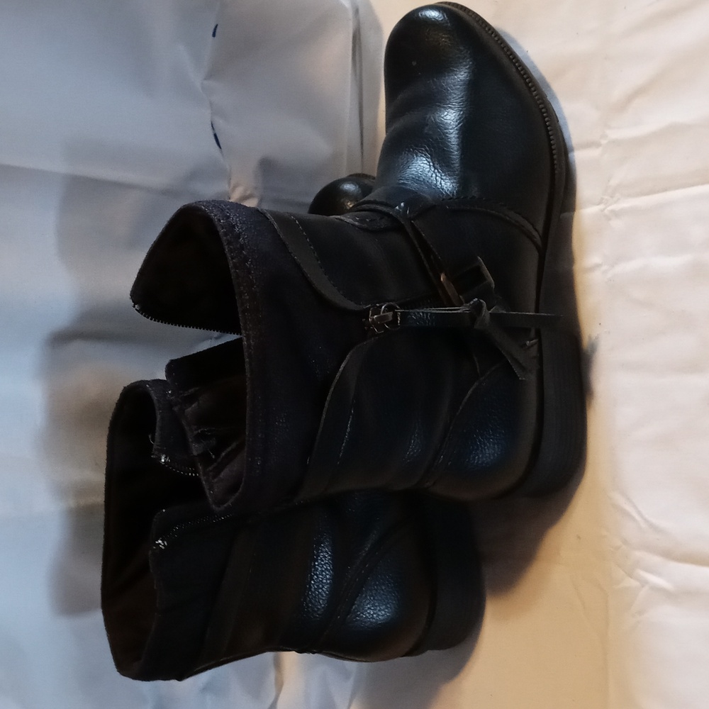 Clarks Zipper Boots Sz.8 Black in good condition, pre-owned